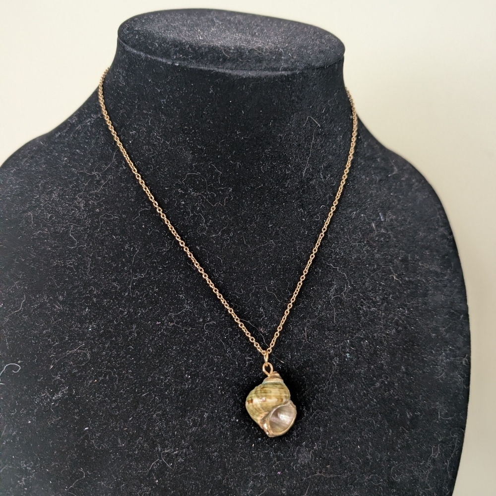 Vintage Gold and Green Shell Pendant Necklace - Picture 10 of 16